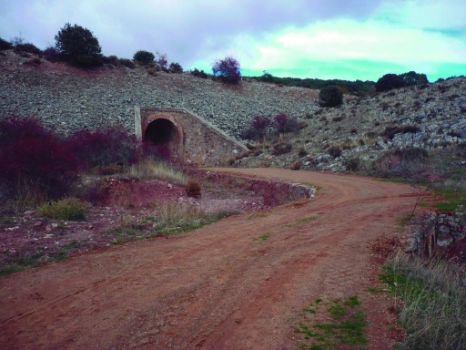 Puente bajo la vía de ferrocarril abandonada